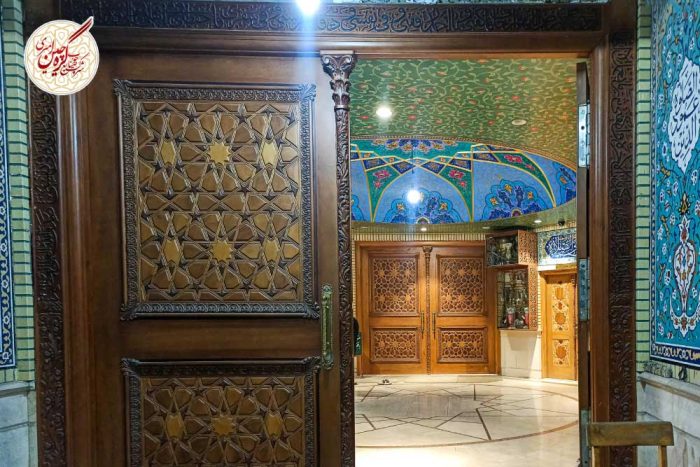 برای اجرای این مجموعه از ترکیبی از چوب‌های اصیل و بادوام استفاده شده است: - چوب چنار برای بدنه، چهارچوب‌ها و اسکلت اصلی - چوب گردو، راش، سرخدار و توت برای اجرای گره‌ها، مشبک‌ها و جزئیات تزیینی تفاوت بافت و رنگ این چوب‌ها باعث ایجاد عمق بصری، بازی نور و سایه و جلوه‌ای گرم و طبیعی در فضا شده است.